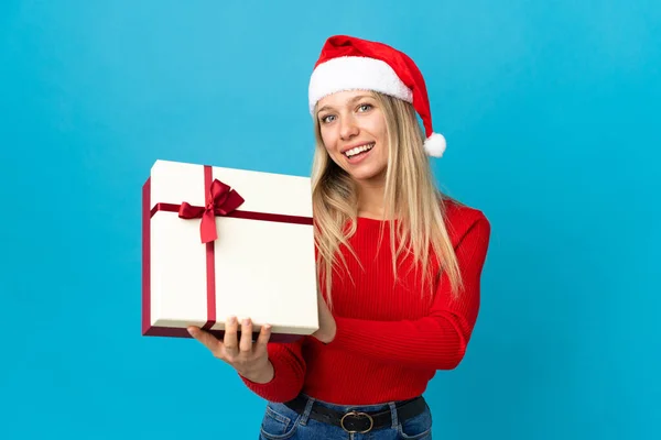 Mujer Con Sombrero Navidad Sosteniendo Regalo Aislado Sobre Fondo Azul —  Fotos de Stock