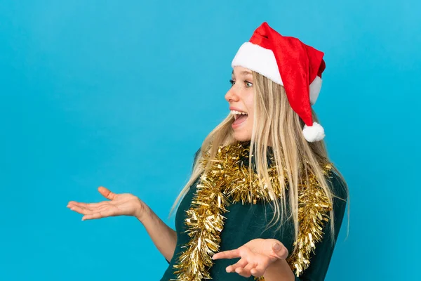 Mulher Com Chapéu Natal Isolado Fundo Azul Com Expressão Surpresa — Fotografia de Stock