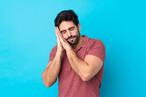 Junger Gutaussehender Mann Mit Bart Vor Isoliertem Blauen Hintergrund Macht — Stockfoto