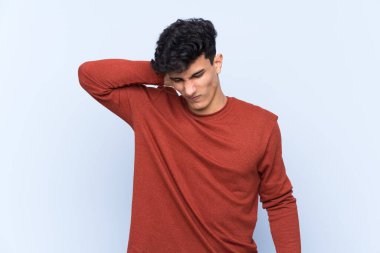 Arjantinli genç bir adam, izole edilmiş mavi bir geçmişi ve boyun ağrısı var.