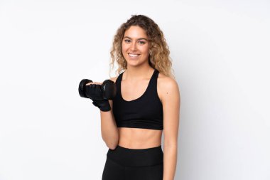 Beyaz arka planda izole edilmiş genç bayan halter yapıyor.