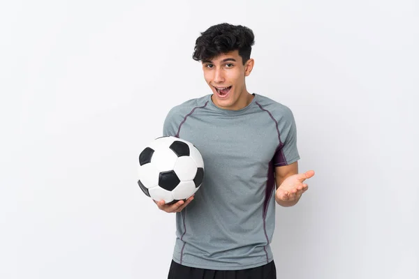 Homem bonito jovem jogador de futebol sobre fundo branco isolado com  expressão cansada e doente