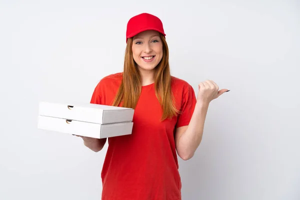 Pizza Donna Consegna Tenendo Una Pizza Oltre Isolato Muro Rosa — Foto Stock