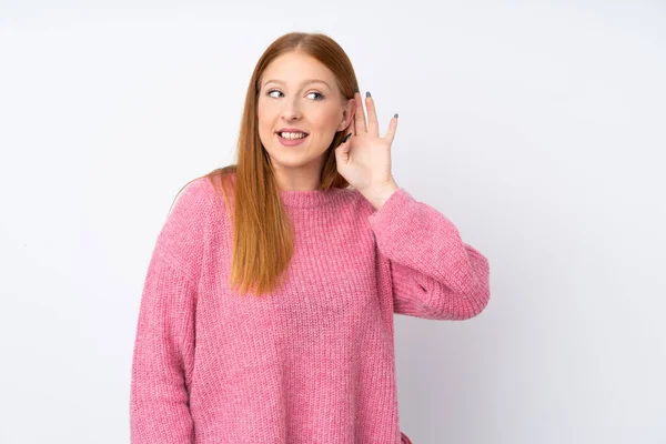 Ung Rödhårig Kvinna Med Rosa Tröja Över Isolerad Vit Bakgrund — Stockfoto