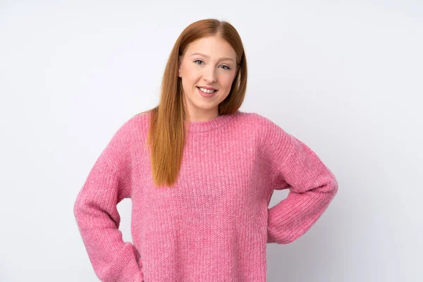 Junge Rothaarige Frau Mit Rosa Pullover Über Isoliertem Weißem Hintergrund — Stockfoto