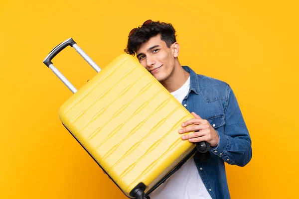 Mladý Argentinec Muž Přes Izolované Žluté Pozadí Dovolené Cestovním Kufříkem — Stock fotografie