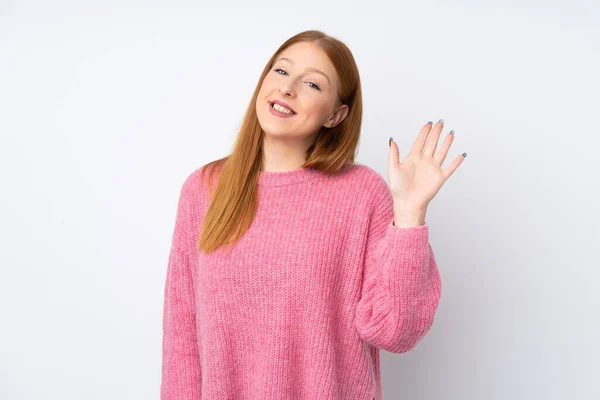 Ung Rödhårig Kvinna Med Rosa Tröja Över Isolerad Vit Bakgrund — Stockfoto