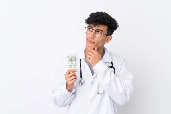 Jovem Argentino Sobre Fundo Branco Isolado Vestindo Vestido Médico Segurando — Fotografia de Stock