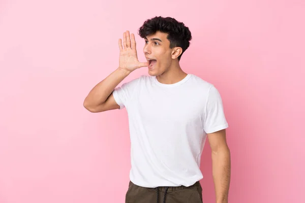 Young Argentinian Man Isolated Pink Background Shouting Mouth Wide Open — Stock Photo, Image