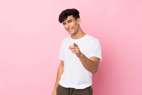 Jonge Argentijnse Man Geïsoleerde Roze Achtergrond Wijst Vinger Naar — Stockfoto