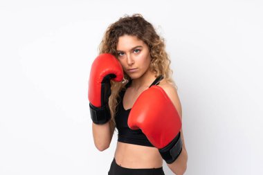 Genç sporcu kadın beyaz arka planda boks eldivenleriyle izole edilmiş.