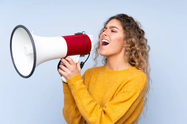 Jonge Blonde Vrouw Met Krullend Haar Geïsoleerd Blauwe Achtergrond Schreeuwen — Stockfoto