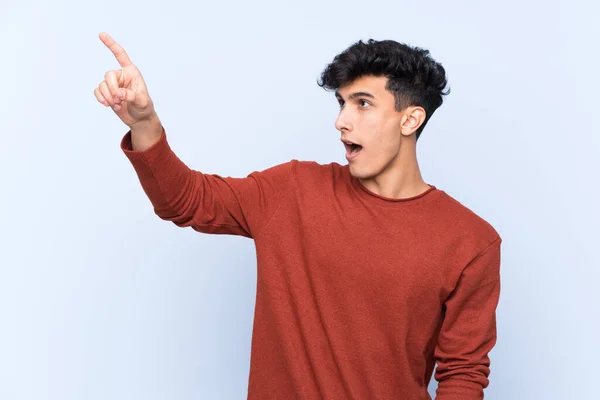 Jovem Argentino Sobre Fundo Azul Isolado Apontando Para Longe — Fotografia de Stock