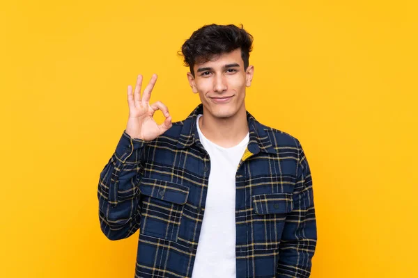 Mladý Argentinský Muž Přes Izolované Žluté Pozadí Ukazující Znamení Prsty — Stock fotografie