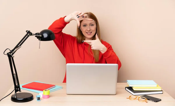 Mujer Joven Estudiante Lugar Trabajo Con Una Computadora Portátil Enfocando — Foto de Stock