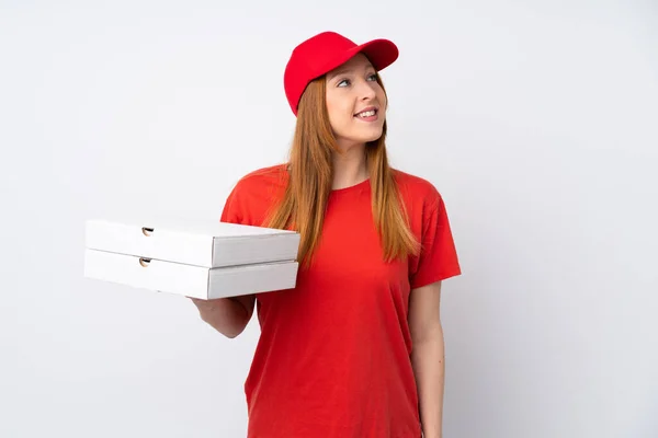 Mujer Entrega Pizza Sosteniendo Una Pizza Sobre Una Pared Rosa — Foto de Stock