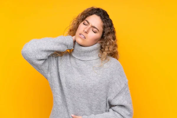 Wanita Pirang Muda Dengan Rambut Keriting Mengenakan Sweater Berkeriting Terisolasi — Stok Foto