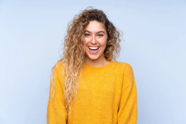 Jeune Femme Blonde Aux Cheveux Bouclés Isolé Sur Fond Bleu — Photo