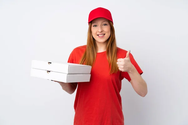 Pizzabote Hält Pizza Mit Erhobenem Daumen Über Isolierte Rosa Wand — Stockfoto