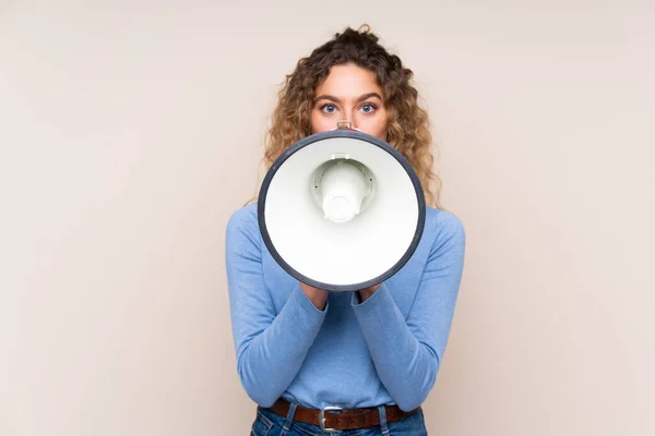 Jonge Blonde Vrouw Met Krullend Haar Dragen Een Coltrui Geïsoleerd — Stockfoto