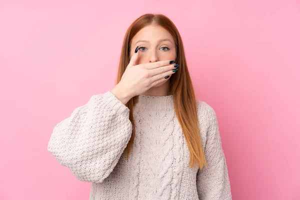 Joven Pelirroja Sobre Fondo Rosa Aislado Cubriendo Boca Con Las —  Fotos de Stock