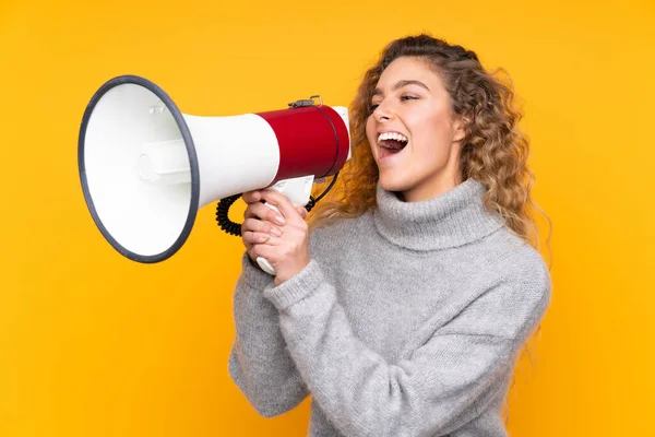 Jonge Blonde Vrouw Met Krullend Haar Dragen Een Coltrui Geïsoleerd — Stockfoto