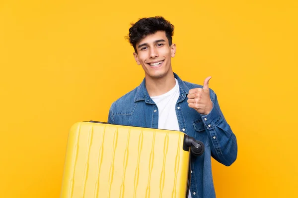 Jonge Argentijnse Man Geïsoleerde Gele Achtergrond Vakantie Met Reiskoffer Met — Stockfoto