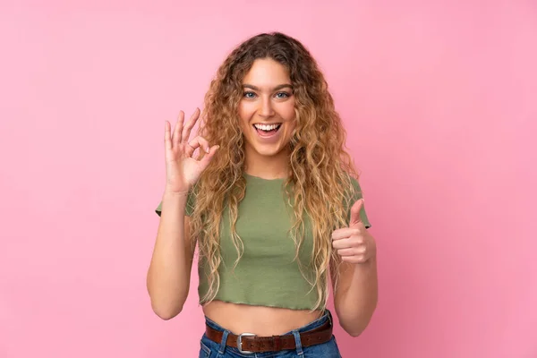 Mulher Loira Jovem Com Cabelo Encaracolado Isolado Fundo Rosa Mostrando — Fotografia de Stock