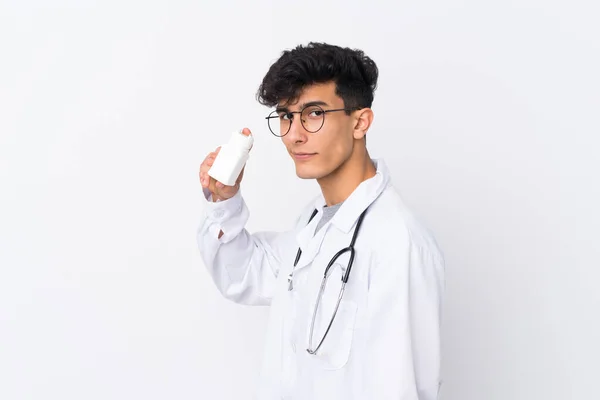 Jovem Argentino Sobre Fundo Branco Isolado Vestindo Vestido Médico Segurando — Fotografia de Stock