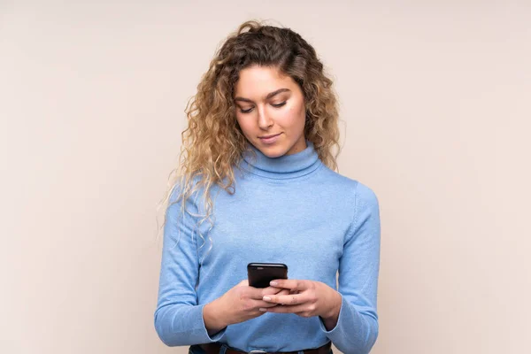 Mujer Rubia Joven Con Pelo Rizado Usando Suéter Cuello Alto — Foto de Stock