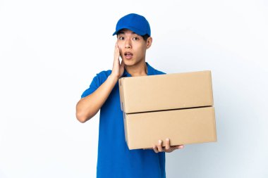 Çinli adam beyaz arka planda izole edilmiş, şaşırmış ve şok olmuş bir yüz ifadesi var.