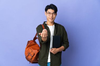 Mor arka planda izole edilmiş genç bir bayan, davet edilmişti. Gelmene sevindim.