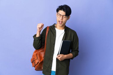 Mor arka planda izole genç bayan bir zafer kutlaması yapıyor.