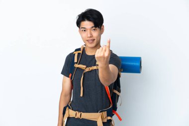 Dağcı Çinli adam beyaz arka planda izole edilmiş bir şekilde geliyor.