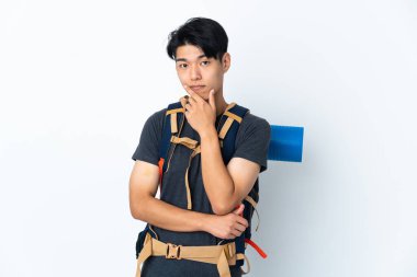 Dağcı Çinli adam beyaz arka planda soyutlanmış düşünüyor.