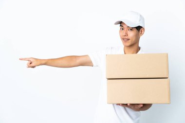 Çinli bir adam beyaz arka planda izole edilmiş, parmağını yana doğru uzattı ve bir ürün sundu.