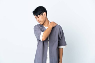 Genç Çinli bir adam beyaz arka planda izole edilmiş omuz ağrısından muzdarip olarak çabaladığı için