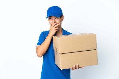 Beyaz arka planda izole edilmiş Çinli bir teslimatçı sağa bakarken şaşırmış ve şok olmuştu.