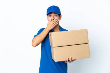 Çinli adam beyaz arka planda izole edilmiş, ağzı elleriyle kapatıyor.