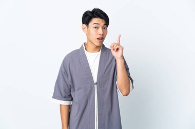 Genç Çinli bir adam beyaz arka planda izole edilmiş.