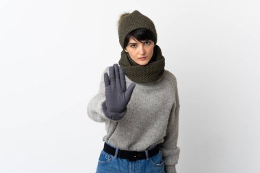Kış şapkalı genç kız jest yapıyor.