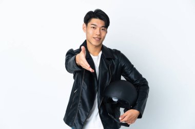 Motosiklet kasklı Çinli bir adam beyaz arka planda izole edilmiş ve iyi bir anlaşma için el sıkışıyor.