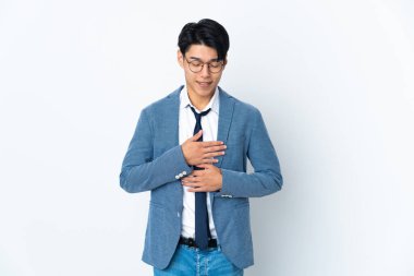 Genç Çinli iş adamı beyaz arka planda izole edilmiş, çok gülümsüyor.