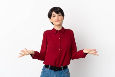 Kısa saçlı kadın beyaz arka planda izole edilmiş. Şüpheleri var.