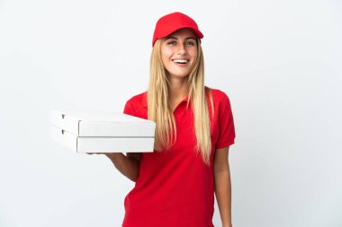 Pizzacı kadın beyaz arka planda izole edilmiş bir pizza tutuyor kolları kalçasında ve gülümsüyor