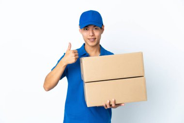 Çinli adam beyaz arka planda izole edilmiş bir şekilde baş parmak işareti yapıyor.