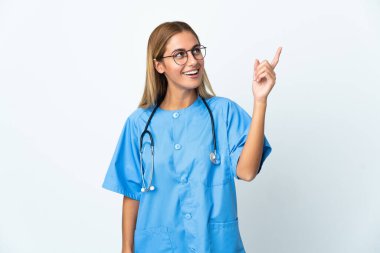 Doktor kadın izole edilmiş beyaz arka plan harika bir fikre işaret ediyor.