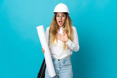 Kasklı ve elinde mavi arka planda izole edilmiş planları olan genç mimar kadın sağa bakarken şaşırmış ve şok olmuştu.