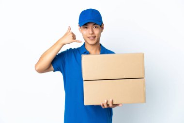 Beyaz arka planda izole edilmiş Çinli bir teslimatçı telefon jesti yapıyor. Bana geri dönüş işareti ver.