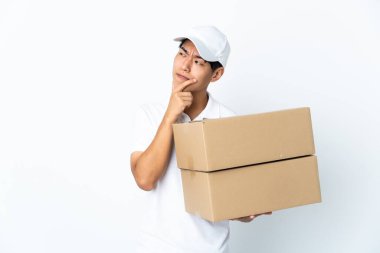 Beyaz arka planda izole edilmiş Çinli adamın şüpheleri ve kafa karıştırıcı yüz ifadesi var.